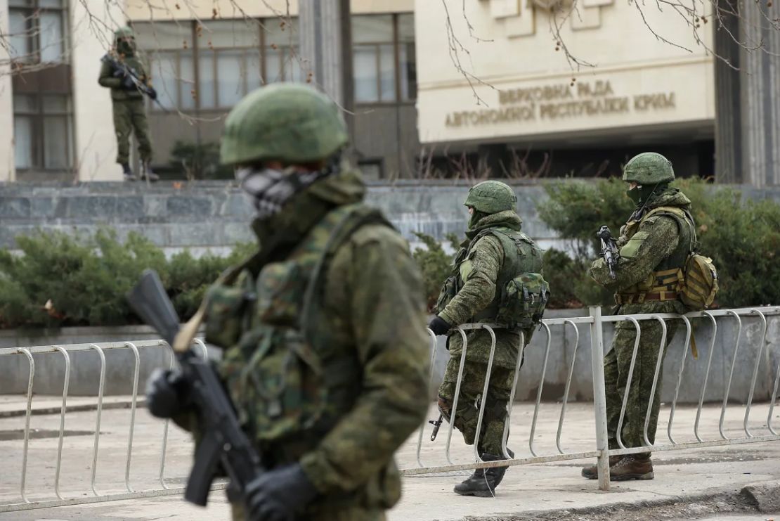 Soldados fuertemente armados y sin insignias de identificación custodian el edificio del Parlamento de Crimea poco después de tomar posiciones allí el 1 de marzo de 2014, en Simferopol, Ucrania.