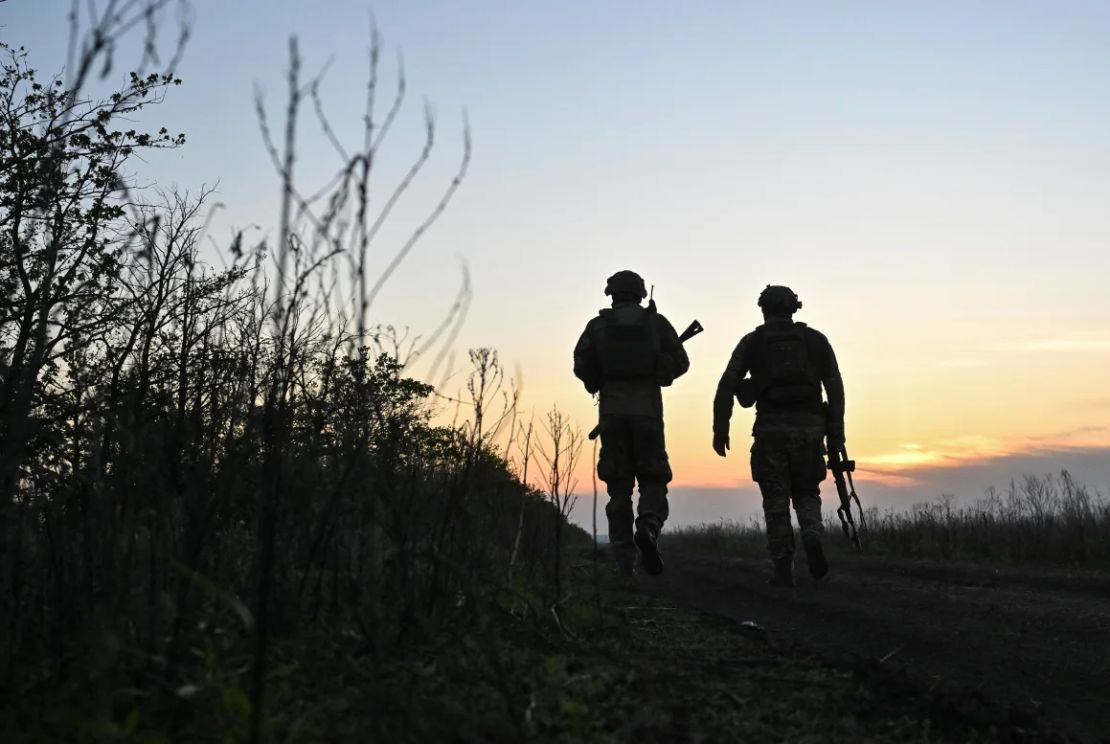 Militares del Batallón de Policía Especial caminan hacia sus posiciones, en medio del ataque de Rusia a Ucrania, en la región de Zaporiyia, Ucrania, el 29 de abril de 2025.