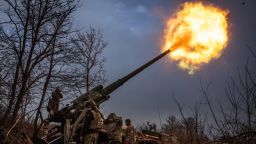 Soldados ucranianos de la 43ª Brigada son vistos trabajando en un obús autopropulsado Pion de la era soviética en dirección a Chasiv Yar, Ucrania, el 27 de enero.