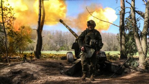 Un militar ruso del 30.º Regimiento de Fusileros Motorizados dispara un obús M-46 hacia posiciones ucranianas en la región de Kursk, Rusia.