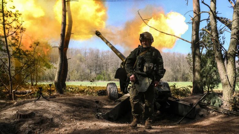 Un militar ruso del 30.º Regimiento de Fusileros Motorizados dispara un obús M-46 hacia posiciones ucranianas en la región de Kursk, Rusia.