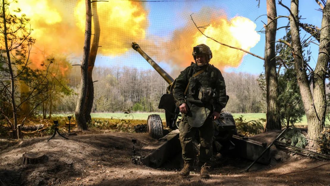 Un militar ruso del 30.º Regimiento de Fusileros Motorizados dispara un obús M-46 hacia posiciones ucranianas en la región de Kursk, Rusia.