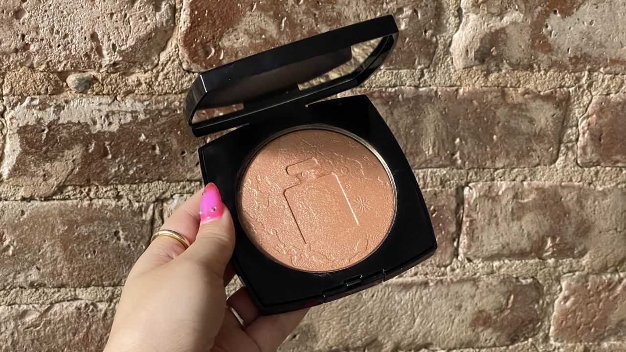 underscored Chanel Lunaire Satin Powder Highlighter