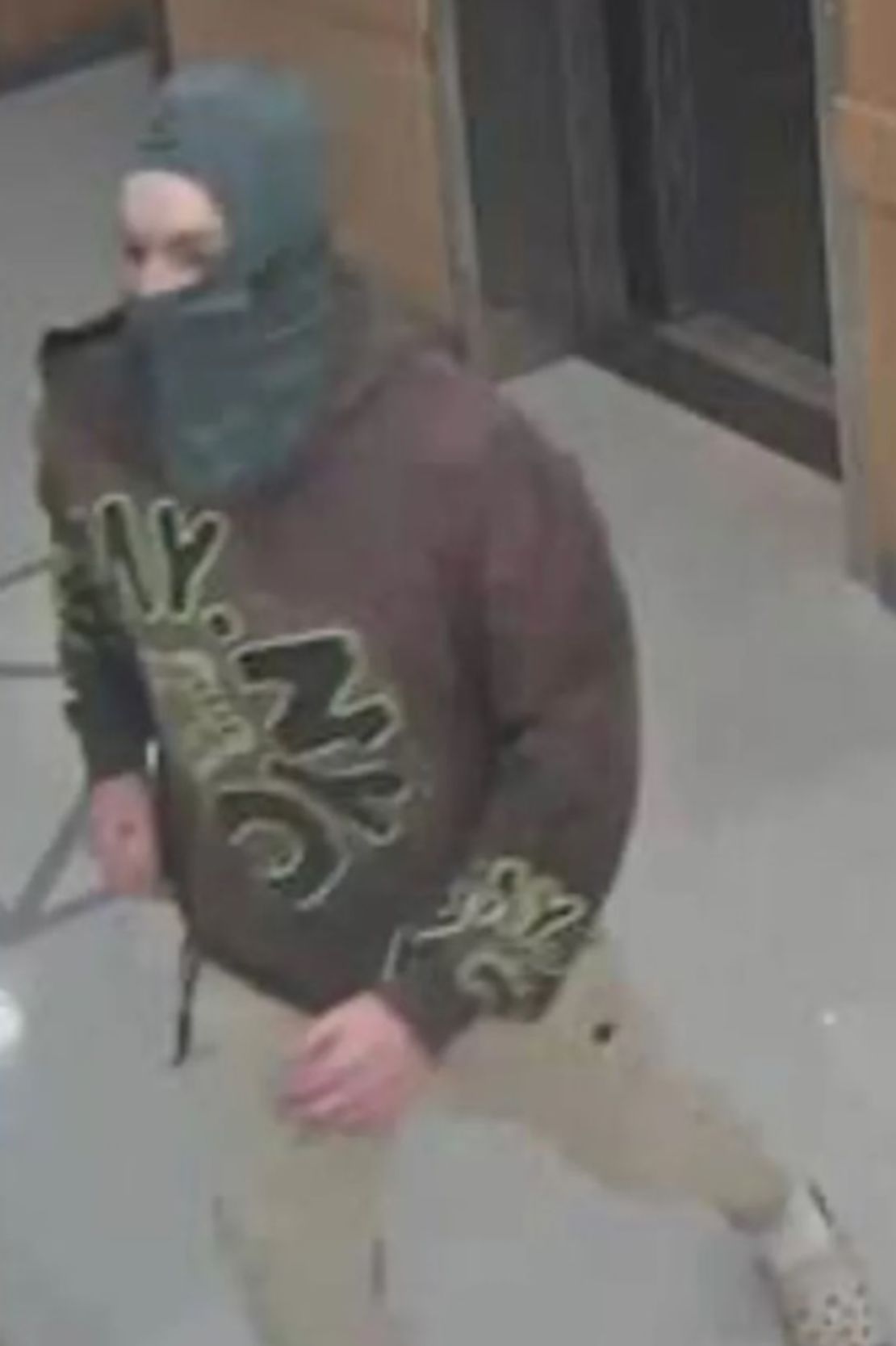 Una persona con un pasamontañas aparece en una imagen de CCTV difundida por el Departamento de Policía de la Universidad de Harvard el sábado.