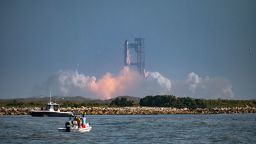 El cohete SpaceX Starship se lanza desde Starbase, Texas, como se vio desde South Padre Island el martes.