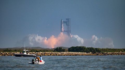 El cohete SpaceX Starship se lanza desde Starbase, Texas, como se vio desde South Padre Island el martes.