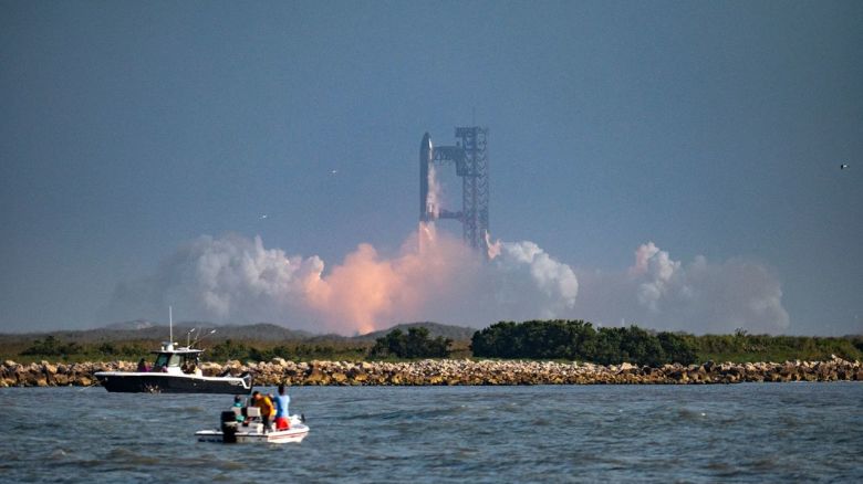 El cohete SpaceX Starship se lanza desde Starbase, Texas, como se vio desde South Padre Island el martes.