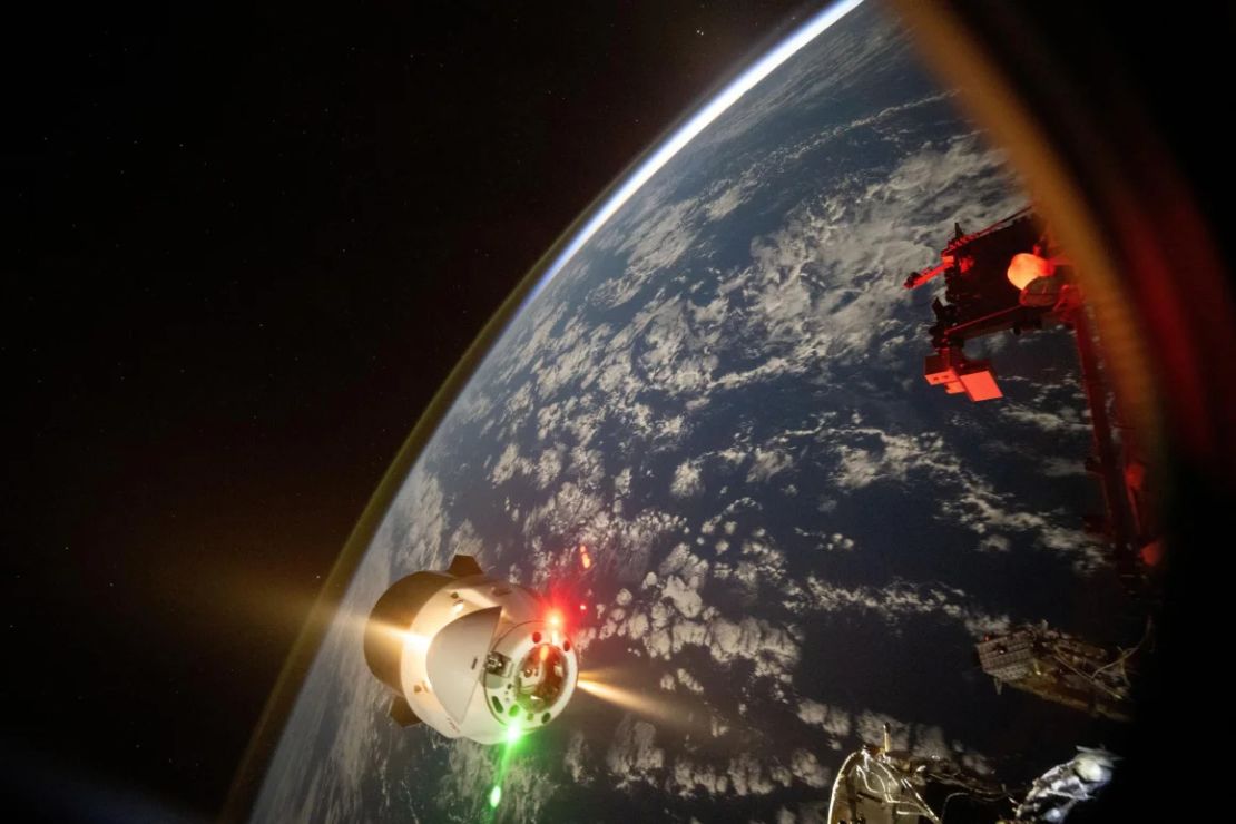 Un fotograma de un video timelapse de Pettit muestra los propulsores encendidos en una nave de carga Dragon de SpaceX después de que se desacoplara y retrocediera desde el puerto delantero de la estación en el módulo Harmony. En ese momento, el laboratorio orbital se elevaba a más de 400 kilómetros sobre el océano Pacífico, al oeste de Hawai.