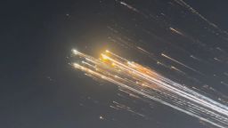 Unas bolas de luz naranja surcan el cielo de las Islas Turcas y Caicos, resultado de los restos de una nave espacial de SpaceX Starship que explotó tras despegar de Texas el jueves.