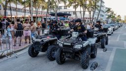 Agentes de policía de Miami Beach patrullan a lo largo de Ocean Drive en sus vehículos todo terreno durante las vacaciones de primavera en Miami Beach, Florida, el domingo 17 de marzo de 2024.