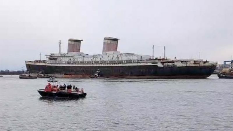 SS United States finally leaves Philadelphia to begin its last chapter