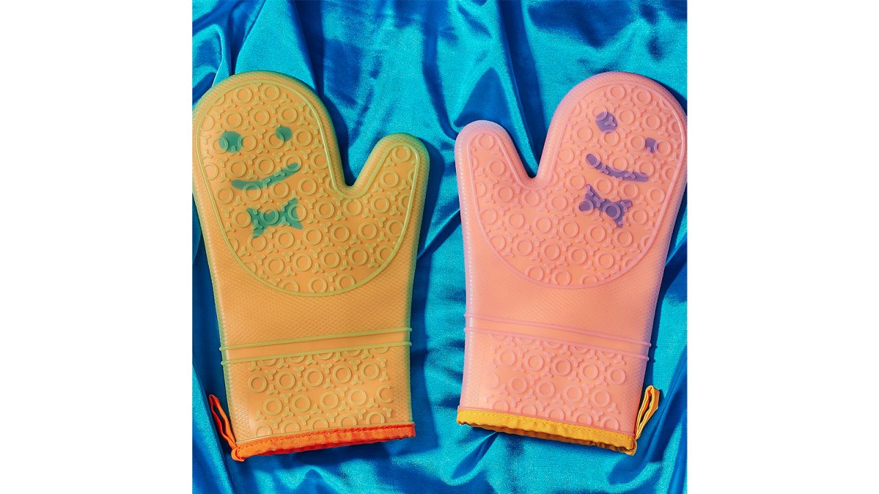 staff the oven mitts cnnu.jpg