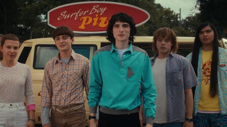 (De izquierda a derecha) Millie Bobby Brown, Noah Schnapp, Finn Wolfhard, Charlie Heaton y Eduardo Franco en 'Stranger Things'
