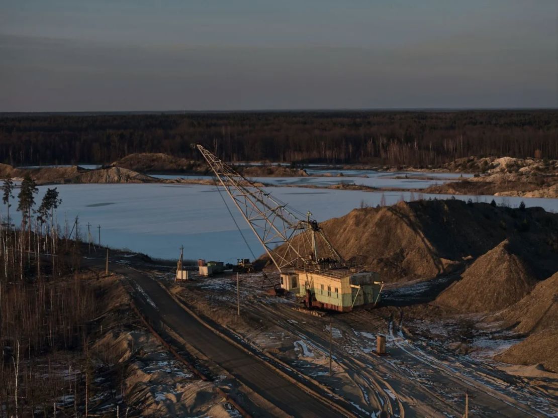 Una excavadora drag-line extrae materiales de tierras raras en la región de Zhytomyr, Ucrania, el martes.