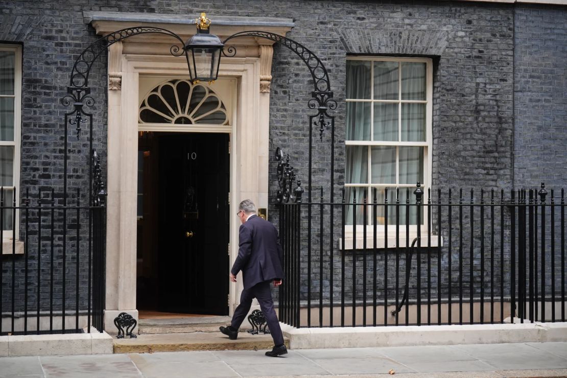 El primer ministro británico, Keir Starmer, llegó este jueves al número 10 de Downing Street, en el centro de Londres, donde preside una reunión de emergencia nacional tras un ataque mortal en el norte de Inglaterra.