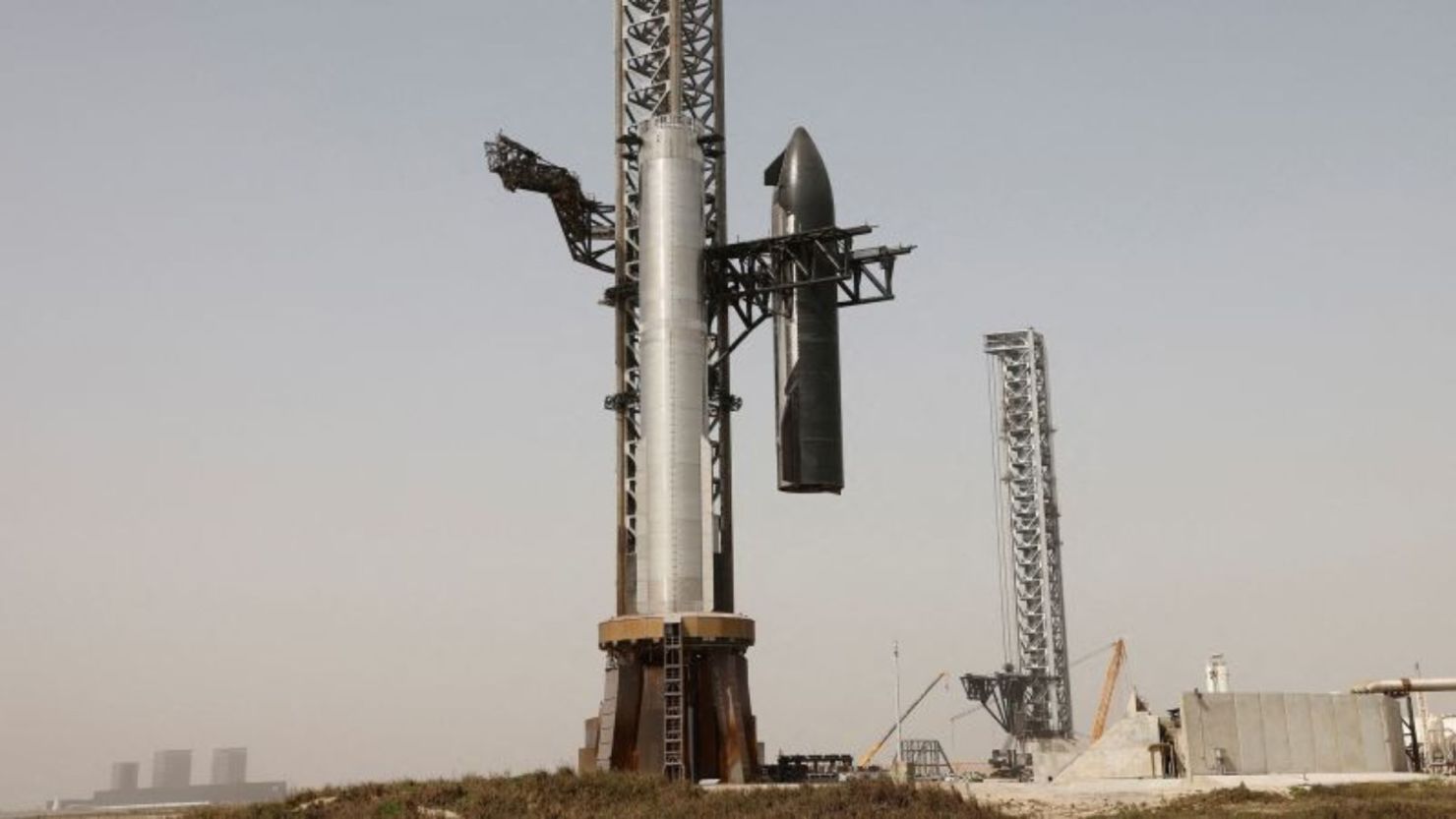 La nave espacial Starship de SpaceX es levantada para volver a montarse en el propulsor Super Heavy el miércoles después de un retraso en la octava prueba del sistema de cohetes en la plataforma de lanzamiento de la compañía cerca de Brownsville, Texas.