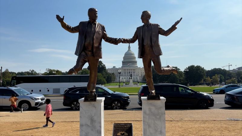 https://media.cnn.com/api/v1/images/stellar/prod/statue-wide.jpg?c=16x9&q=w_800,c_fill