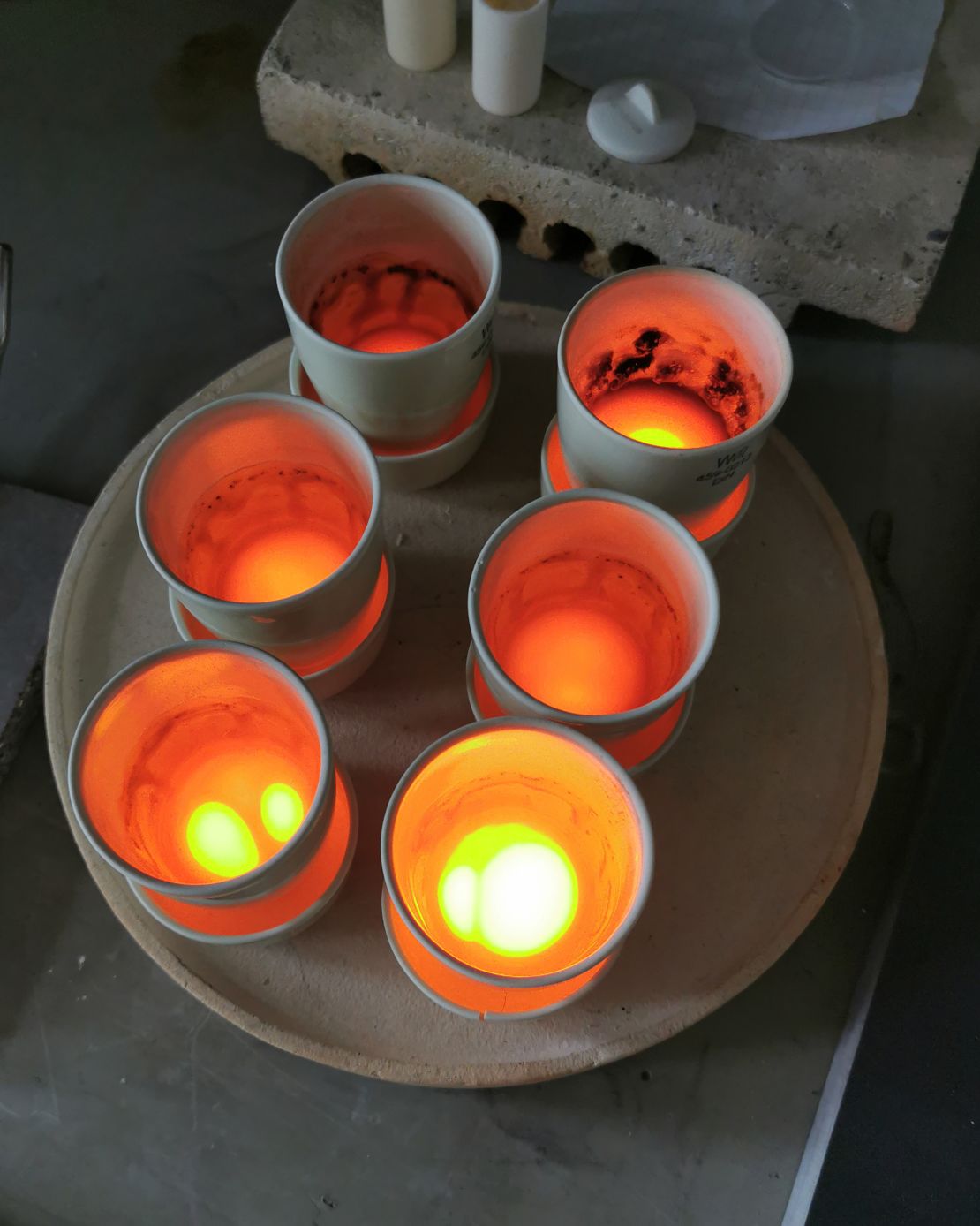 The research team extracts precious metals from samples of volcanic rocks in Hawaii.