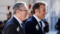 El presidente de Francia, Emmanuel Macron, recibe al primer ministro británico, Keir Starmer, a su llegada a una cumbre de la "Coalición de Voluntade" en París, el 27 de marzo.