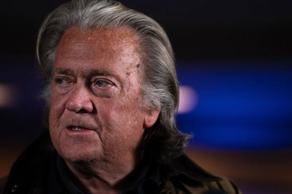 Steve Bannon, exestratega de Donald Trump en la Casa Blanca, vio en el "Gamergate" una forma de reclutar a jóvenes descontentos para la campaña de Trump, según un libro de 2017 del periodista de Bloomberg Joshua Green.