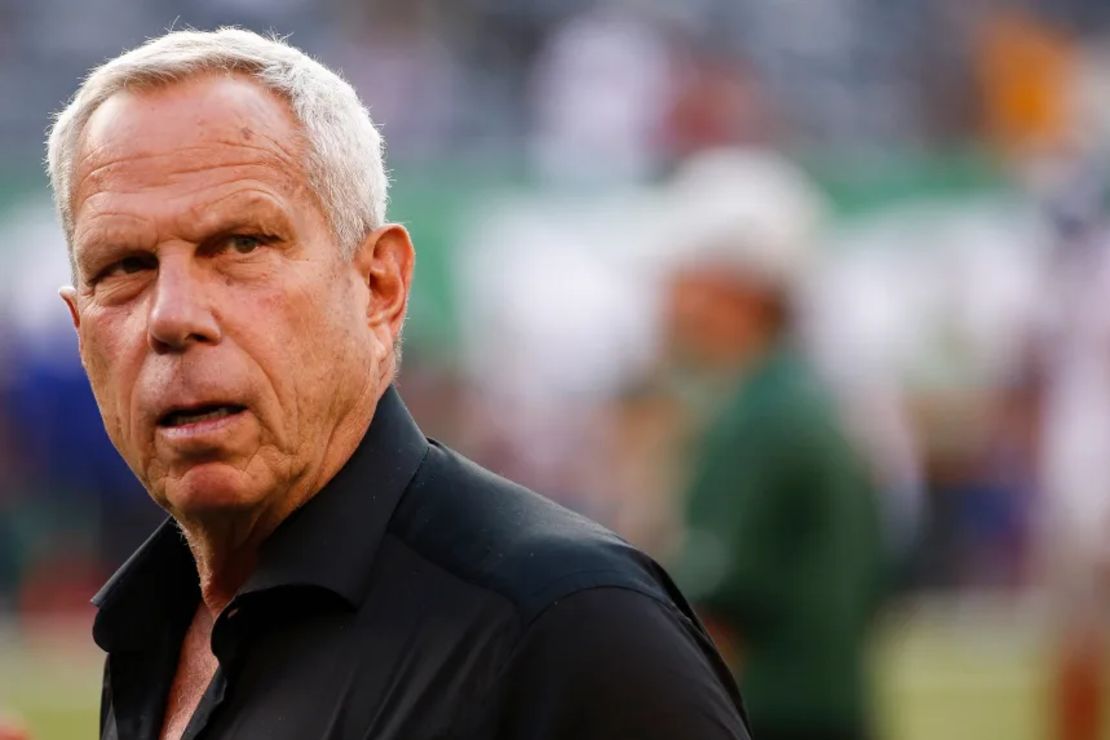 El presidente de los New York Giants, Steve Tisch, se encuentra al margen antes de un partido de pretemporada contra los New York Jets en el MetLife Stadium el 24 de agosto de 2018 en East Rutherford, Nueva Jersey.