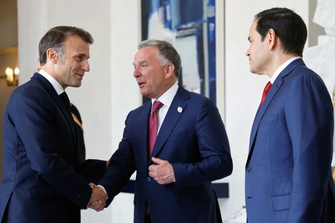 El presidente de Francia, Emmanuel Macron, estrecha la mano del enviado especial de Estados Unidos, Steve Witkoff, y del secretario de Estado de Estados Unidos, Marco Rubio, antes de una reunión en el palacio presidencial del Elíseo en París el 17 de abril de 2025.