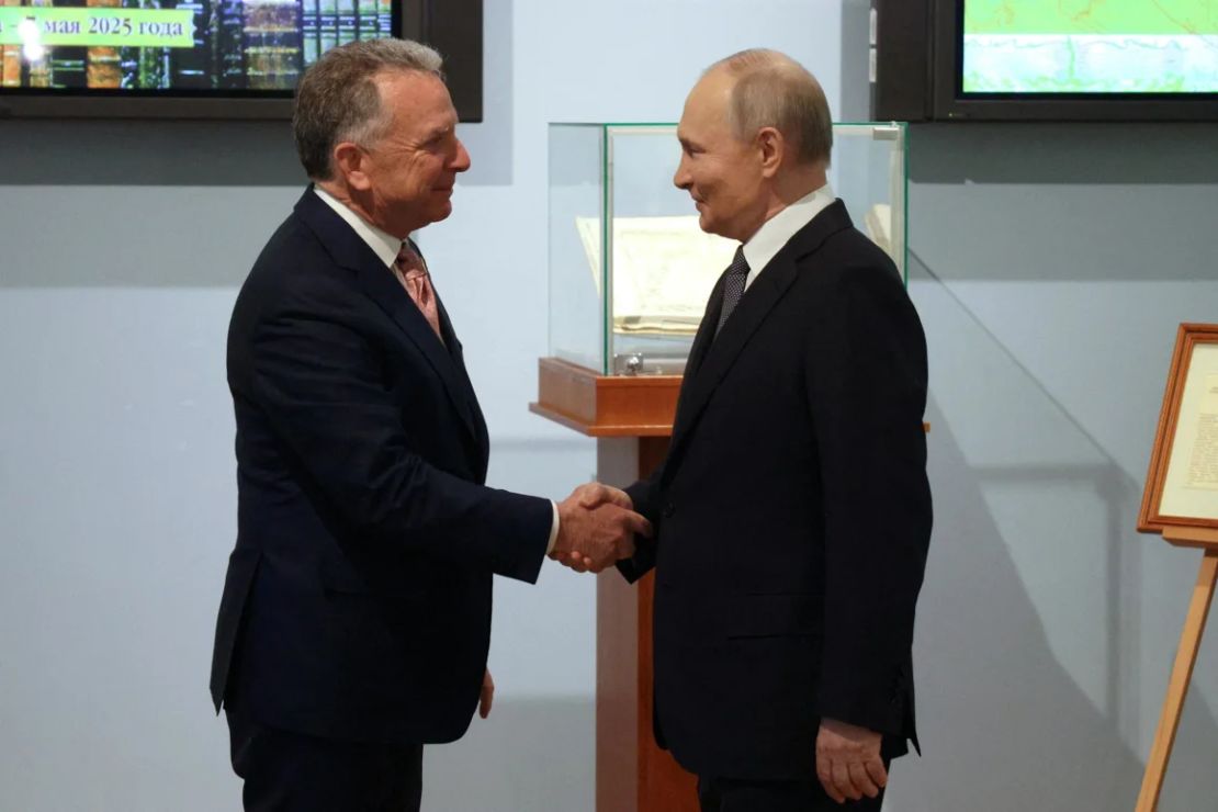 En esta fotografía distribuida por la agencia estatal rusa Sputnik, el presidente de Rusia, Vladimir Putin, estrecha la mano del enviado del presidente estadounidense Donald Trump, Steve Witkoff, durante una reunión en San Petersburgo el 11 de abril.