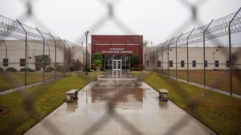 El Centro de Detención de Stewart visto a través de su puerta principal el 15 de noviembre de 2019.