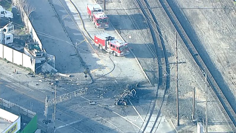 9 Los Angeles Firefighters Hurt In Semi-truck Explosion | CNN