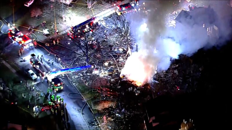 Къща избухна в Стърлинг, Вирджиния, в петък вечерта, докато пожарни