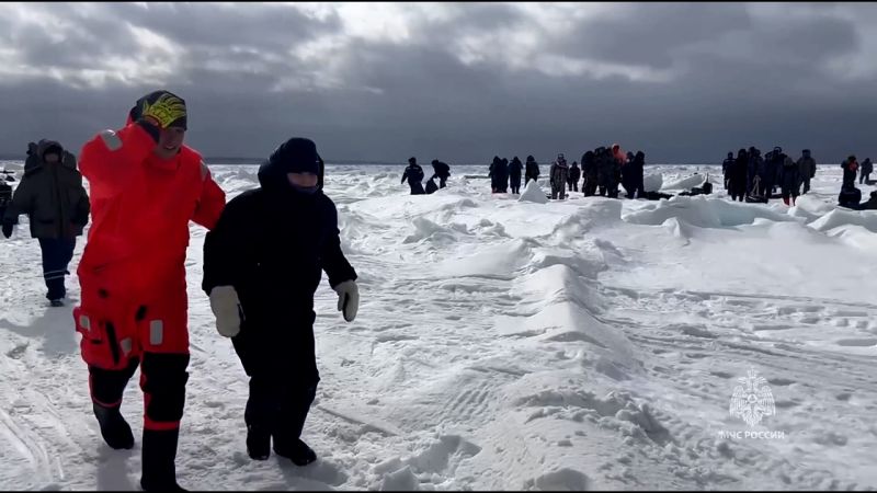 Десетки спасени, след като бяха хванати в капан на леден къс в Далечния изток на Русия