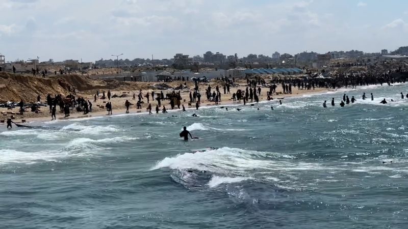 Най-малко 12 палестинци се удавиха, опитвайки се да извадят пакети с помощ, пуснати в морето