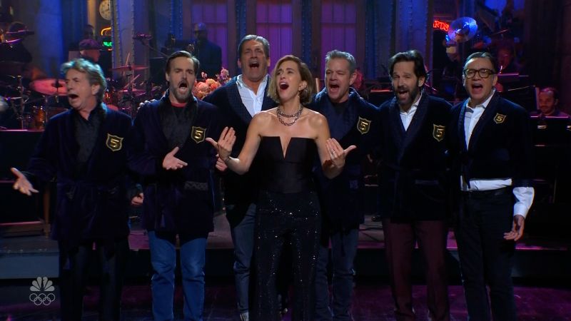 Райън Гослинг, Мат Деймън и дори Лорн Майкълс инициират Кристен Уиг в SNL клуб с пет таймера
