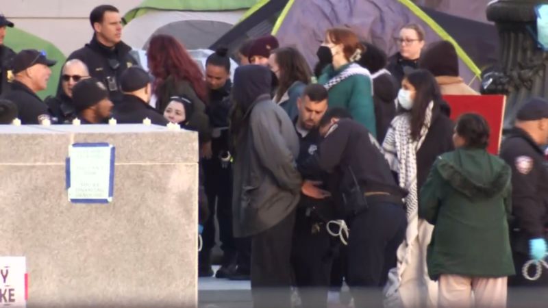 Полицията на Йейлския университет арестува десетки протестиращи, след като се