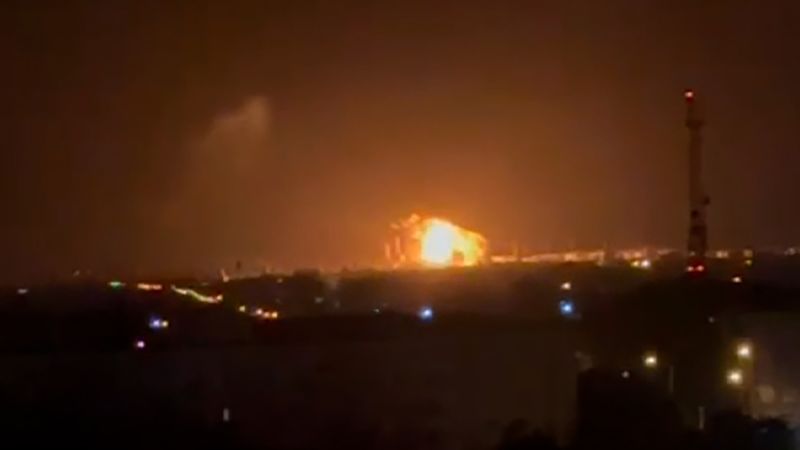 تم استهداف مصافي النفط الروسية والمطار العسكري بهجوم بطائرات بدون طيار، في حين تضررت محطات الطاقة الحرارية في أوكرانيا