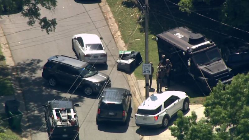 „Множество“ полицаи са простреляни в „активна ситуация“ в Шарлот, Северна Каролина, казва полицията