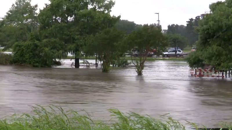 Най-малко 4 смъртни случая в Хюстън, според официални лица, тъй като бурите носят „животозастрашаващ“ риск от наводнения в Тексас и Луизиана