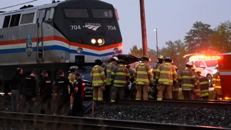 Трима души загинаха след като влак на Amtrak блъсна пикап