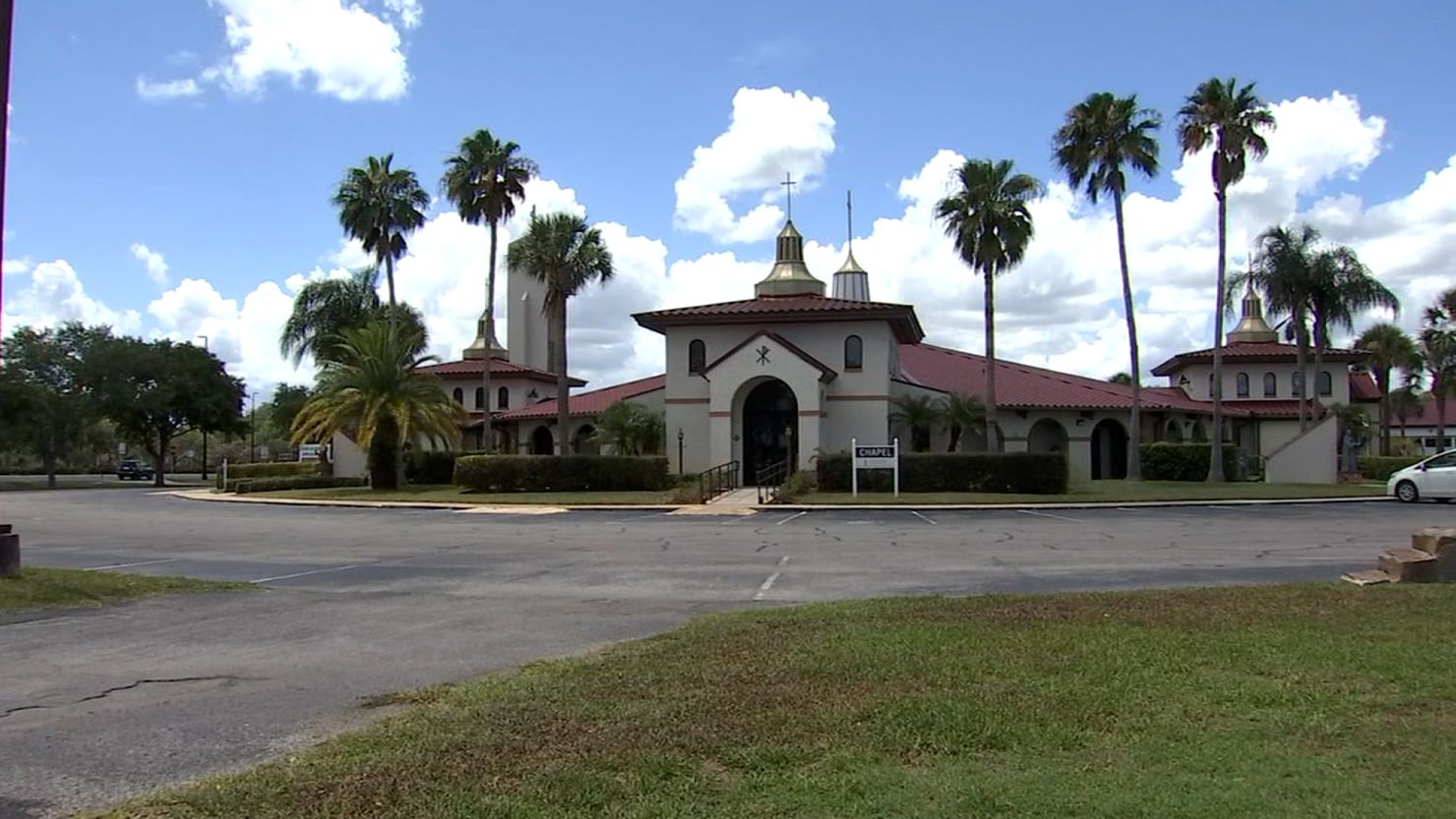 Un preot din Florida este acuzat că a muşcat o femeie în timpul Împărtăşaniei la Biserica Sf. Toma d'Aquino din St. Cloud.