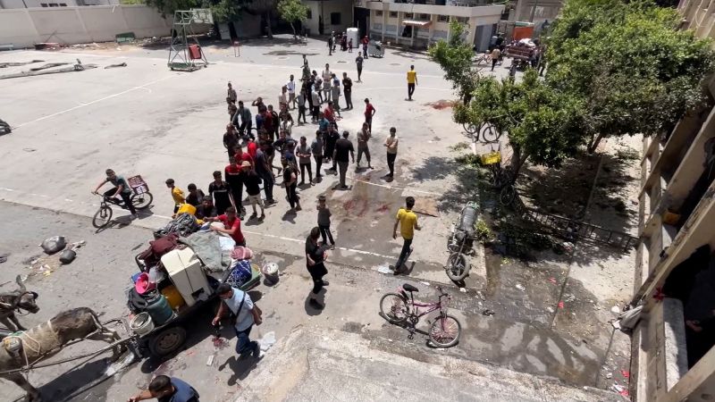 Най-малко 10 души бяха убити при нападение с дрон срещу училище в Газа, използвано като убежище
