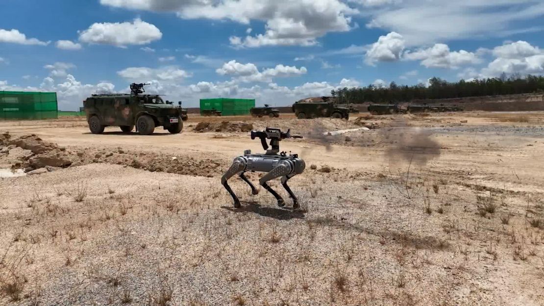 El ejército de China exhibió un "perro" de batalla robot equipado con ametralladora durante ejercicios conjuntos con Camboya.
