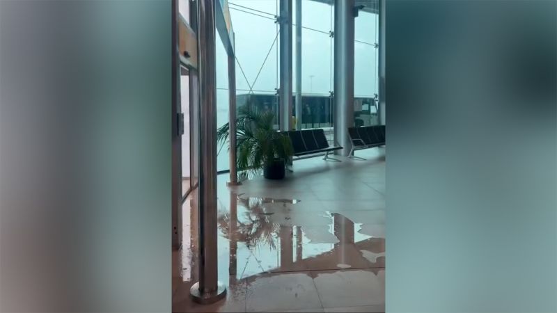 Самолети, приземени поради внезапна буря, наводняват пистите на испанското летище