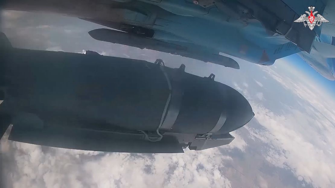 Un video diffuso dal Ministero della Difesa russo mostra presumibilmente bombardieri Su-34 che attaccano obiettivi ucraini a Kursk.