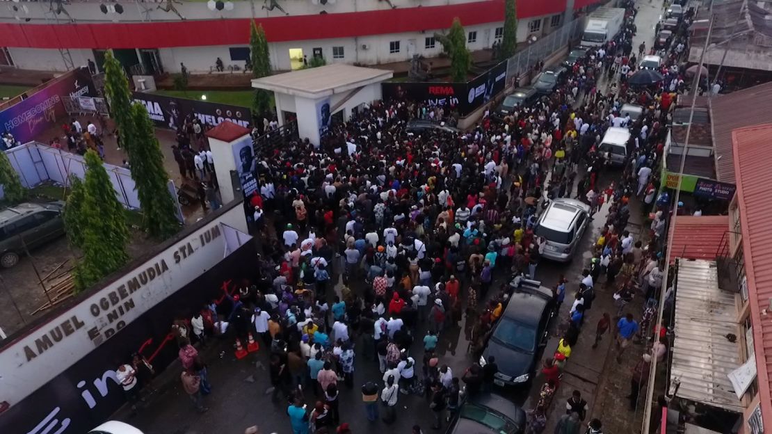Les fans ont fait la queue devant le stade Samuel Ogbemudia de 12 000 places en attendant la performance de Rema le 30 août 2024