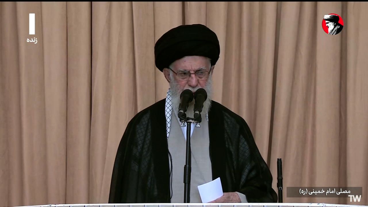 Iran’s Supreme Leader<strong>?</strong>Ayatollah<strong> </strong>Ali Khamenei?leads Friday prayers on October 4.