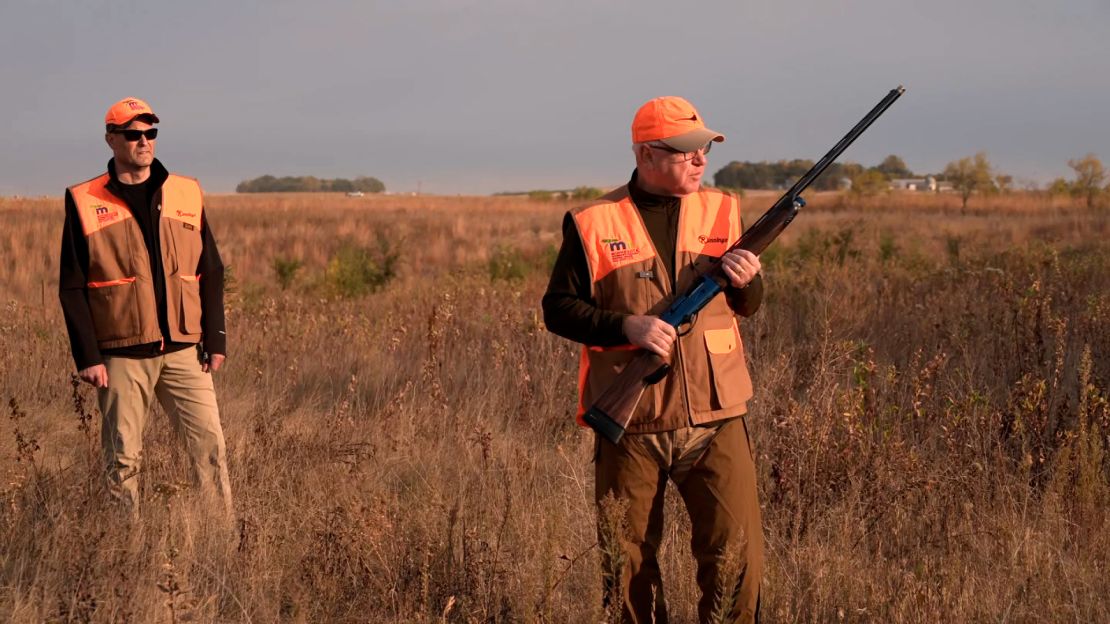 Gubernur Minnesota Tim Walz berburu di Sleepy Eye, Minnesota, pada 12 Oktober 2024.