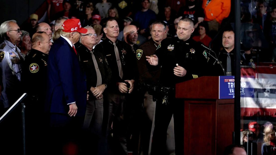 Dodge County, Wisconsin, Sheriff Dale Schmidt berbicara selama acara kampanye bersama mantan Presiden Donald Trump di Juneau, Wisconsin, pada 6 Oktober.