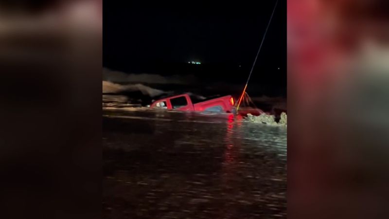 Flash flooding in Roswell, New Mexico leaves 1 dead