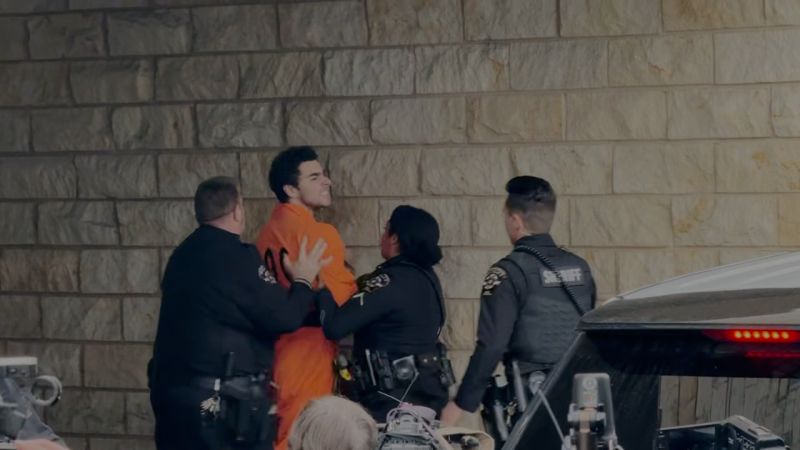 Luigi mangione grita y forcejea con la policía al entrar al juzgado | cnn