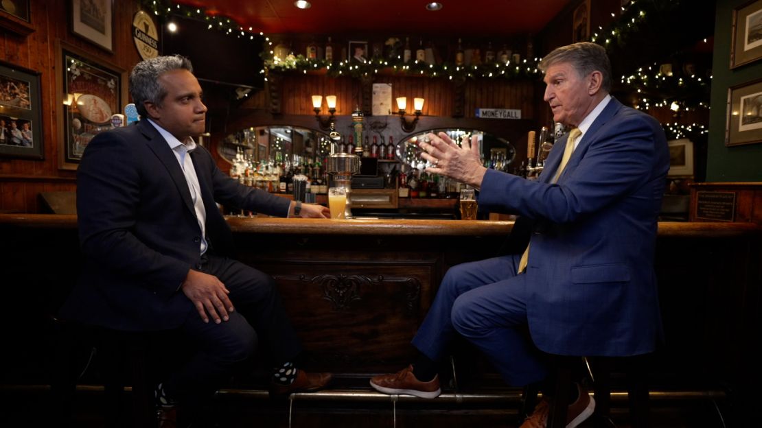 O senador Joe Manchin é entrevistado por Manu Raju no Dubliner em Washington, DC, em 19 de dezembro de 2024.